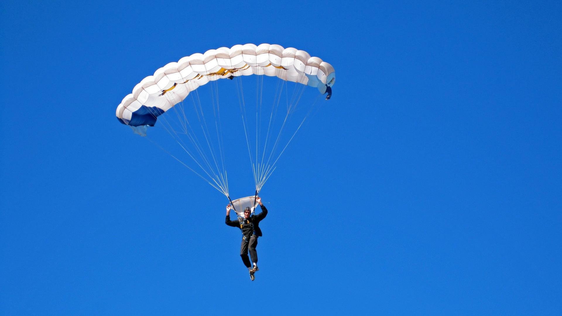 爱游戏官方网站-田径接力赛事精彩瞬间刷屏网络，田径接力比赛新规则